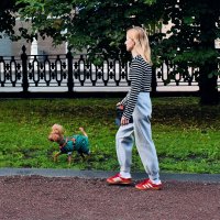 Простые радости: прогулка с хозяйкой. :: Татьяна Помогалова