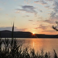 Рассвет разлился по воде, её окрасив цветом нежным... :: Надежда Куркина 