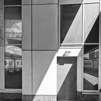 Геометрия форм, тень и движение электричек :: Любимова Ольга 