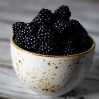 Ежевика в чашке :: Александр Синдерёв