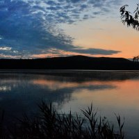 Загорелась зорька красная в небе темно-голубом...  Раннее утро на водохранилище. :: Надежда Куркина 