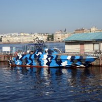 С этого места стреляла Аврора. какое время такие и Авроры... :: Игорь Корф