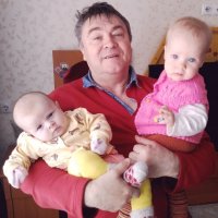 С милыми внучками :: Андрей Хлопонин С милыми внучками :: Андрей Хлопонин