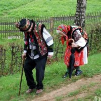 Старість іде до церкви :: Степан Карачко Старість іде до церкви :: Степан Карачко