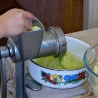 Мой 4-летний внук в восторге от моей старенькой ручной мясорубки! :: Татьяна Смоляниченко Мой 4-летний внук в восторге от моей старенькой ручной мясорубки! :: Татьяна Смоляниченко