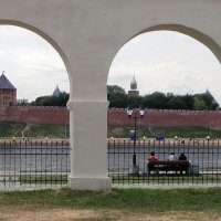 Вид через Аркаду Гостиного двора на Новгородский кремль :: Александр Ильчевский Вид через Аркаду Гостиного двора на Новгородский кремль :: Александр Ильчевский