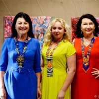 три художниці - Надія Садов&#39;як, Наталія Вовчук та Галина Філіпова :: Степан Карачко