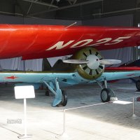 Истребитель И-16 под легендарным крылом :: Сергей Беляев Истребитель И-16 под легендарным крылом :: Сергей Беляев