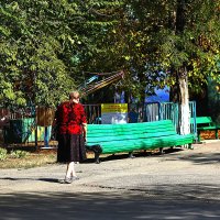 Женщина в парке :: Юрий Гайворонскiий