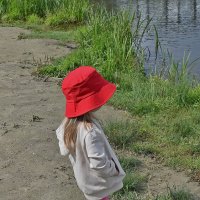 Красная Шапочка на берегу реки! :: Валентина  Нефёдова 