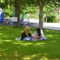 Во дворе...играют девочки, а скоро в школу :: Татьяна Лютаева