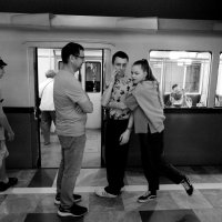 На выставке :: Сергей Золотавин