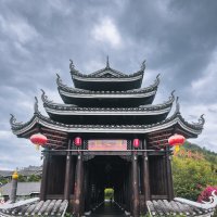 Вход на мост, построенный в стиле ветра и дождя в деревне народности дун в провинции Гуйчжоу :: Дмитрий 