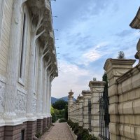 Вдоль ограды :: Татьяна Михайлова