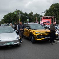 Серебристая Тесла и Золотой Москвич :: Andrew 