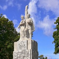 Мемориальный комплекс на братской могиле :: Сергей Карачин