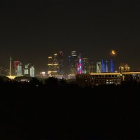 Луна и небоскребы :: Александр Конов