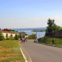 Спуск к Волге и стены древнего храма... :: Марина Валиуллина