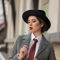 Мария в образе со шляпой и сигаретой :: Viktoria Anufrieva