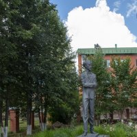 Памятник художнику П.И. Субботина-Пермяку - уроженцу Кудымкара перед краеведческим музеем :: Gen 