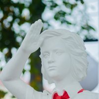 Скульптура пионерки. город Курск :: Руслан Васьков