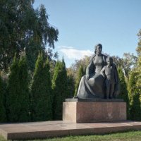 Памятник Мария Александровна с сыном Володей :: Andrey Lomakin