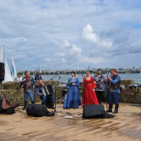 Выступление ансамбля с русскими песнями на "Пирсе" :: Татьяна Машошина