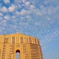 Современная высотка + красивое небо... :: Игорь Тельцов