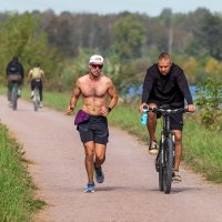 Тренировочный забег под присмотром тренера. :: Анатолий. Chesnavik. Тренировочный забег под присмотром тренера. :: Анатолий. Chesnavik.