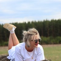 На стогу сена :: Валерия .