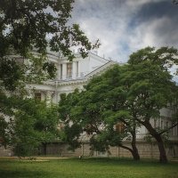 Елагинский дворец, утопающий в зелени. :: Лилия *
