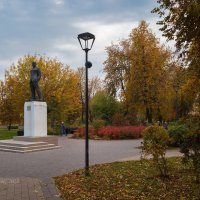 Памятник В.И.Ленину в городском сквере :: Александр Синдерёв
