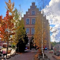 Здание с часами и сквер с камнями. :: Лия ☼