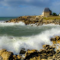 Волна накрыла скальный берег :: Георгий А
