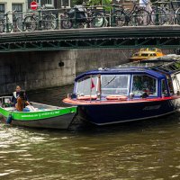 Амстердам.Речному транспорту тесновато в узких каналах. :: Lucy Schneider 