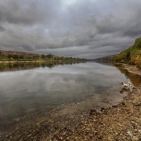 ... а зима будет большая, вот, гляди-ка, за рекой осень тихо умирает, машет желтою рукой ... :: Дмитрий Сундеев