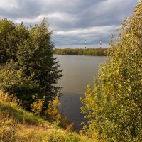 Хмурый пейзаж на озере :: Александр Синдерёв