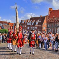 "И стояли барышни у обочин, им солдаты нравились очень-очень" :: Андрей K. "И стояли барышни у обочин, им солдаты нравились очень-очень" :: Андрей K.