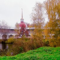 Осенний монастырский двор :: Сергей Кочнев