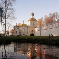 Осенний вечер возле монастыря :: Сергей Кочнев