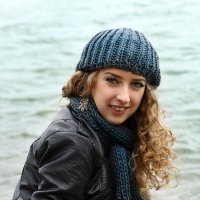 Девушка у озера :: Сергей Удовенко