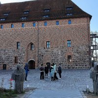 Во дворе замка. :: Ольга 