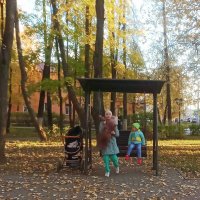 Старшая сестра  гуляет с  младшими детьми в парке :: Фотогруппа Весна