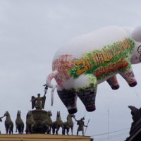 Концерт Р. Уотерса на Дворцовой....Запуск свинки... :: vadim 