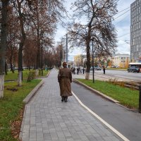 По тротуару :: Александр Синдерёв