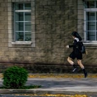 "Вприпрыжку девчонка бежала..." :: Сергей Шатохин "Вприпрыжку девчонка бежала..." :: Сергей Шатохин