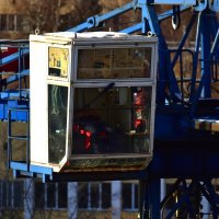 Крановщик отдыхает в обеденный перерыв. :: Наталья Вязигина