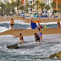 На пляже в Льорет-де-Маре :: Alexandеr P