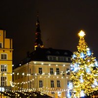 Рождественская ярмарка на Ратушной площади :: Aida10 