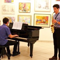 Вернісаж звучить музика :: Степан Карачко